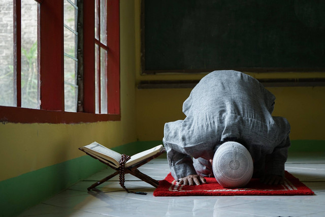 Ilustrasi sujud dalam salat. Foto: Shutterstock