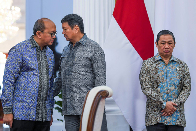 Menteri Investasi dan Hilirisasi Rosan Roeslani berbincang dengan Ketua Satgas Perumahan Hashim Djojohadikusumo sebelum penandatanganan nota kesepahaman atau MoU antara Pemerintah Indonesia dengan Qatar di Istana Merdeka, Jakarta, Rabu (8/1/2025).  Foto: Galih Pradipta/ANTARA FOTO