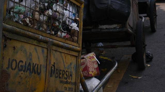 Ilustrasi gerobak pengangkut sampah. Foto: Walhi Jogja