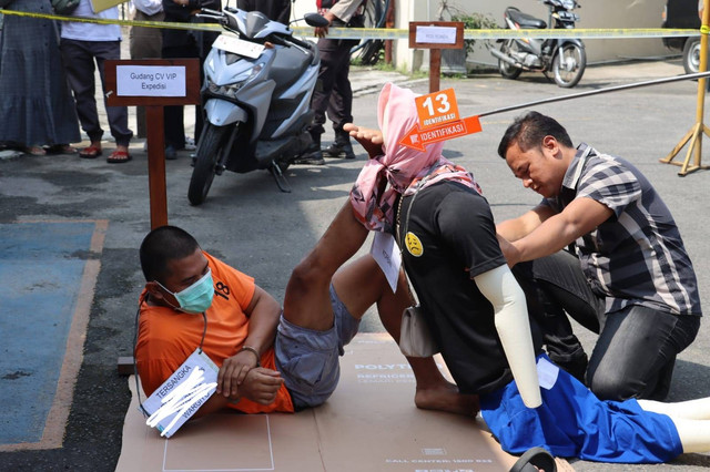 Tersangka pembunuhan istri di Bantul, AM, menjalani rekonstruksi pada Rabu (8/1). Foto: Dok. Polres Bantul