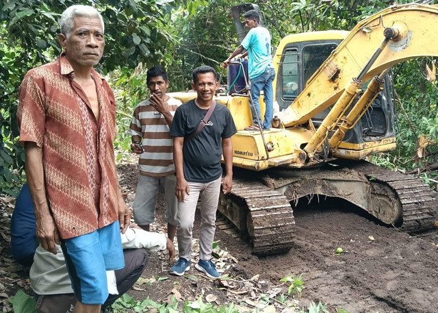 Keterangan foto: Anggota DPRD Sikka, Feliks Segon bersama warga Kampung Pautorot, Desa Wolomotong saat pembukaan jalan baru pada Rabu (8/01/2025) pagi. Foto: Dok: istimewa.