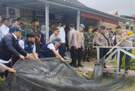 Kapolda Sulsel tebar ikan nila di Pinrang (Foto:Eka)