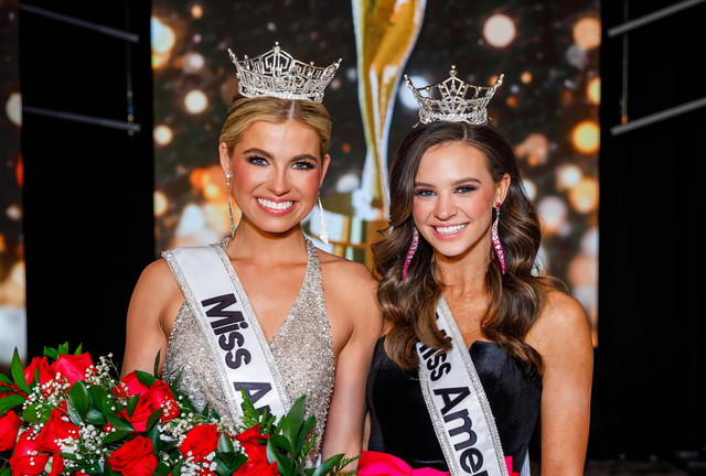 Abbie Stockard (kiri), pemenang Miss America 2025 bersama Miss America Teen 2025, Peyton Bolling. Foto: Instagram @missamerica 