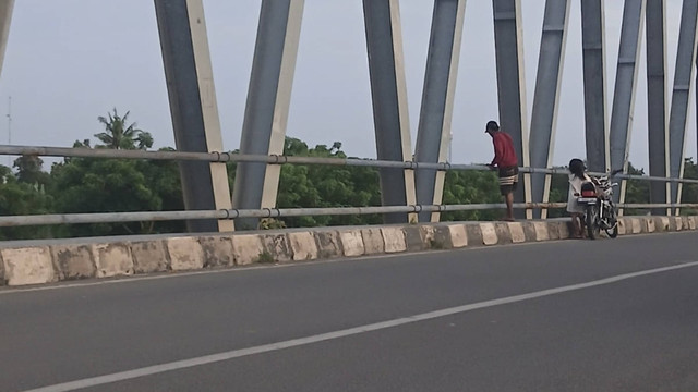 Momen pengendara yang melintas buang sampah dari atas jembatan. Foto: Dok. kumparan