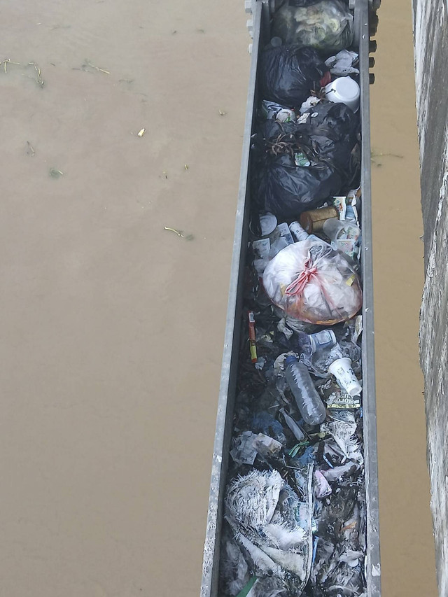 Sejumlah sampah yang dibuang warga di Jembatan Citarum. Foto: Dok. kumparan