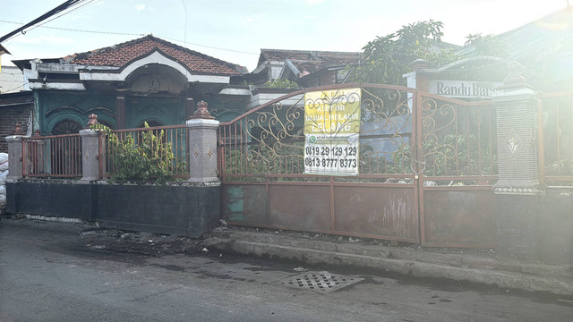 Kondisi rumah kosong di Jalan Raya Randu Nomor 57 RT 01 RW 12, Kelurahan Sidotopo Wetan, Kecamatan Kenjeran, Surabaya, usai dibersihkan, Rabu (8/1/2025). Foto: Farusma Okta Verdian/kumparan