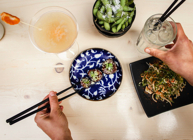 Satu set makanan di restoran jepang. Foto: Louis Hansel/Unsplash.