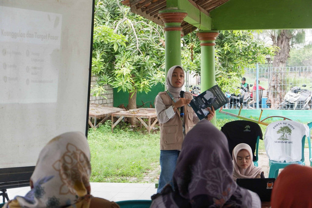 Foto menampilkan Fidella Alysia Putri mahasiswa KKN dari Program Studi Akuntansi FEB Undip pada saat melaksanakan kegiatan sosialisasi. (Dokumentasi pribadi KKN Fidella Alysia Putri)