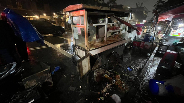 Sebuah mobil menabrak gerobak pedagang kaki 5 di Patal Senayan, Jakarta Pusat, Rabu (8/1/2025). Foto: Haya Syahira/kumparan