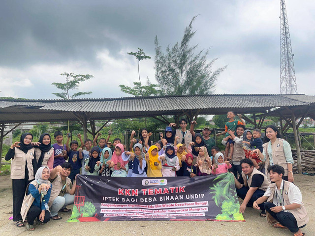 Kegiatan Pembibitan Mangrove Bersama Siswa TPA Riyadlotut Thullab. Sumber: Dokumentasi Tim KKNT Pasarbanggi, Rembang