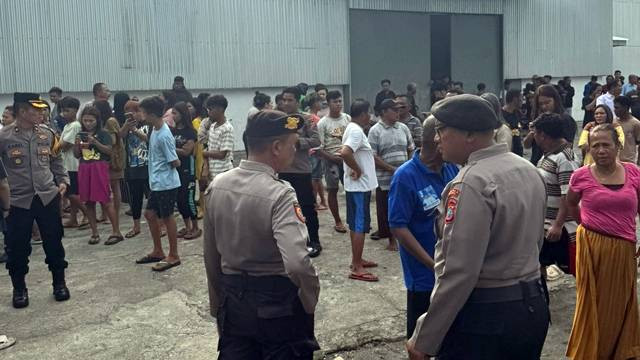 Polisi berjaga-jaga di lokasi Pasar Tua Kota Bitung, tempat terjadinya aksi tawuran antar anak muda yang viral di media sosial dengan narasi penganiayaan terhadap seorang karyawan dealer.