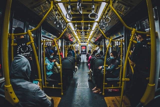 Cara naik Trans Jateng dari Stasiun Purwokerto. Foto hanyalah ilustrasi, bukan tempat yang sebenarnya. Sumber: Unsplash/Agung Prasetyo