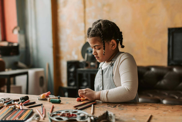 Ilustrasi Cara bermain clay yang benar. Foto: Pexels.com/Vlada Karpovich