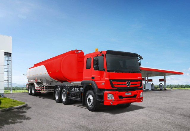 Truk tangki Mercedes-Benz milik Pertamina. Foto: Pertamina