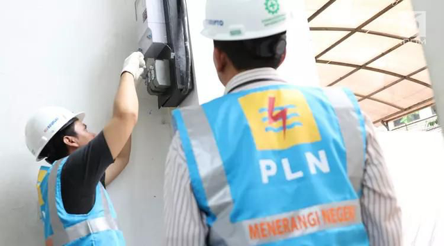 Petugas PLN saat melakukan tambah daya listrik. Foto: Dok. PLN