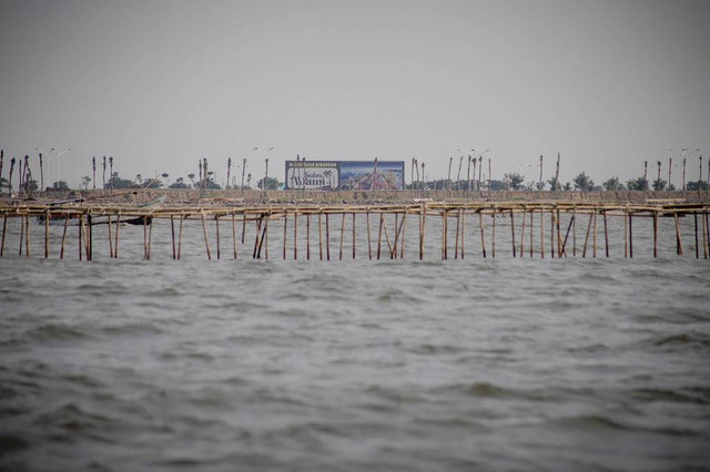 Pagar bambu di perairan Tanjung Pasir, Tangerang, dekat proyek pembangunan PIK 2. Foto: Jamal Ramadhan/kumparan