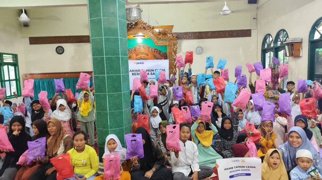 Akhir Tahun Ceria Bersama Santri, DT Peduli Jateng Bagikan 150 Paket Bingkisan