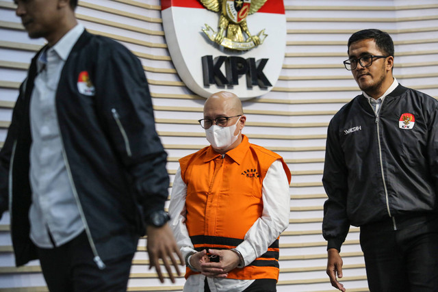 Tersangka Antonius N.S Kosasih (tengah) berjalan menuju ruang konferensi pers saat penetapan dan penahanan tersangka di Gedung Merah Putih KPK, Jakarta, Rabu (8/1/2025). Foto: ANTARA FOTO/Asprilla Dwi Adha