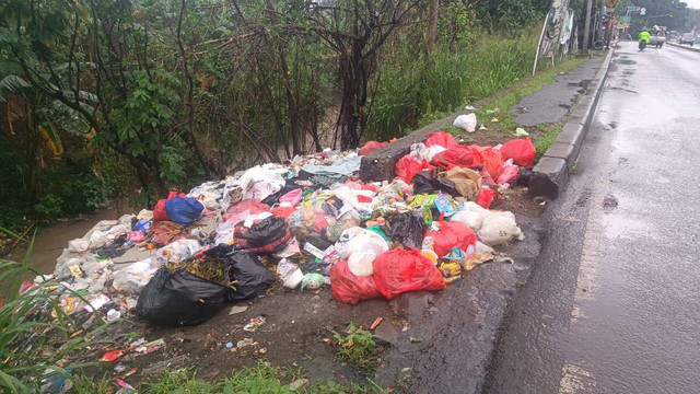 Tumpukan plastik dan sampah limbah rumah tangga di pinggir Kali Baru Timur di sepanjang Jalan Raya Bogor sekitar Gudang Lazada hingga sekitar Terminal Jatijajar, Sukamaju, Cilodong, Depok, Jawa Barat, Kamis (9/1). Foto: Thomas Bosco/kumparan