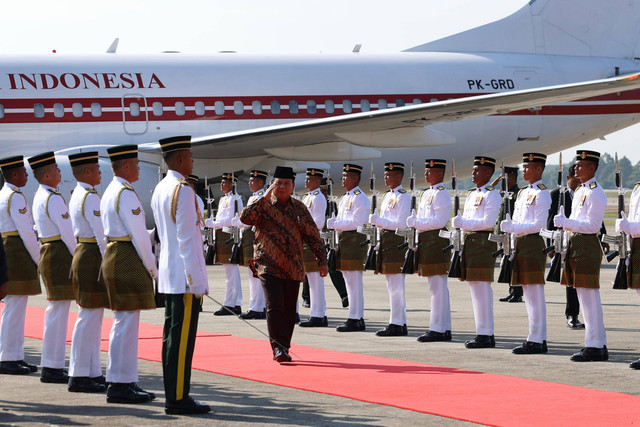 Presiden Prabowo Subianto tiba di Bunga Raya Complex, Bandara Internasional Kuala Lumpur, Malaysia, Kamis (9/1). Foto: Jessica - Biro Pers Sekretariat Presiden