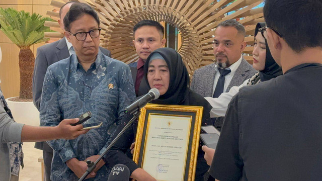 Ibu Alm. Dr. Aulia Risma Lestari, Nuzmatun Malinah menerima penghargaan dari Kemenkes yang diberikan kepada anaknya di Kemenkes, Jakarta pada Kamis (7/1). Foto: Abid Raihan/kumparan