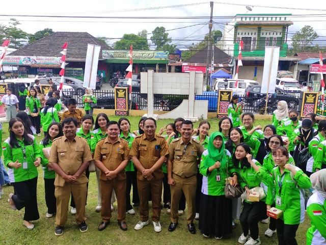 Pembukaan dan penyambutan mahasiswa KKNT USU di kantor bupati Kabupaten Dairi