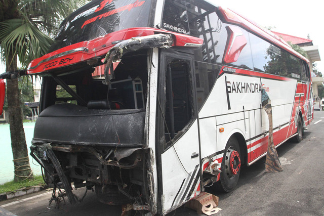 Bangkai bus pariwisata bernopol DK 7942 GB ringsek usai terlibat kecelakaan beruntun di Kota Batu, Jawa Timur, Kamis (9/1/2025). Foto: ANTARA FOTO/Ari Bowo Sucipto