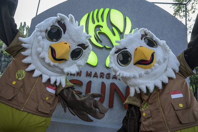 Maskot baru Taman Margasatwa Ragunan, Elbo berpose dengan logo baru usai peluncuran logo dan maskot Taman Margasatwa Ragunan di Jakarta, Rabu (8/1/2025). Foto: Fauzan/ANTARA FOTO