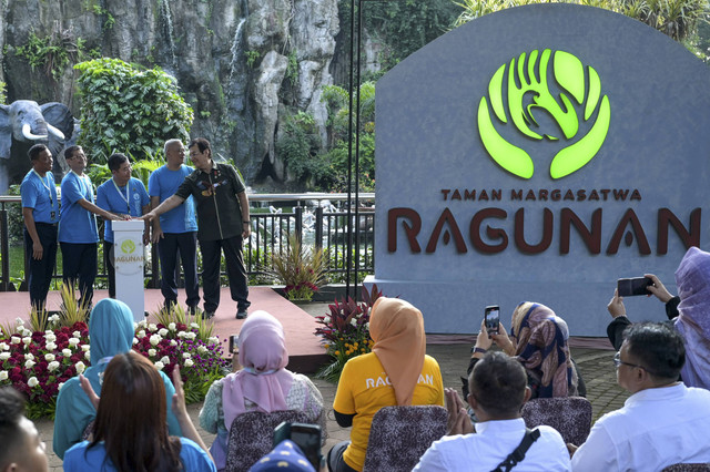 PJ Gubernur DKI Jakarta Teguh Setyabudi didampingi Sekda Provinsi DKI Jakarta Marullah Matali, Kadis Pertamanan dan Hutan Kota Bayu Meghantara saat peluncuran logo dan maskot Taman Margasatwa Ragunan di Jakarta, Rabu (9/1/2025). Foto: Fauzan/ANTARA FOTO