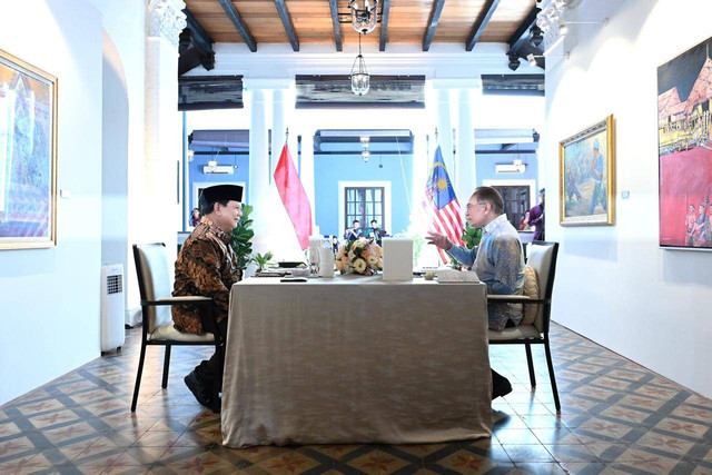 Presiden Republik Indonesia, Prabowo Subianto berbincang dengan Perdana Menteri (PM) Malaysia Anwar Ibrahim. Foto: Dok. Kris - Biro Pers Sekretariat Presiden