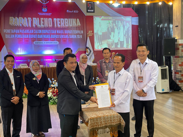 KPU Kabupaten Sintang menyerahkan surat keputusan penetapan calon bupati dan wakil bupati terpilih Kabupaten Sintang tahun 2024 kepada Gregorius Herkulanus Bala dan Florensius Ronny. Foto: Yus/Hi! Pontianak