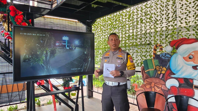 Dirlantas Polda Jatim, Kombes Pol Komarudin, saat olah TKP bus pariwisata yang menabrak sejumlah kendaraan di Kota Batu, Kamis (9/1/2025). Foto: Dok. Istimewa