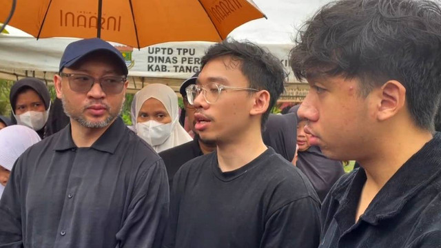 Anak-anak dari komedian Nurul Qomar ditemui usai pemakaman sang ayah di Kabupaten Tangerang, Kamis (9/1). Foto: Dok. Istimewa