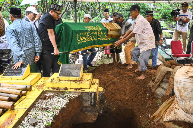 Kerabat mengangkat jenazah pelawak sekaligus politikus Nurul Qomar saat pemakaman di TPU Carang Pulang, Pagedangan, Kabupaten Tangerang, Banten, Kamis (9/1/2025). Foto: ANTARA FOTO/Sulthony Hasanuddin