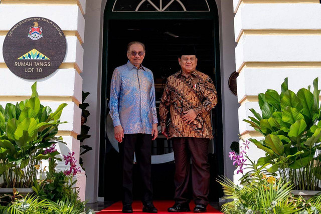 Presiden Republik Indonesia, Prabowo Subianto bertemu dengan Perdana Menteri (PM) Malaysia Anwar Ibrahim pada Kamis, 9 Januari 2025, di Rumah Tangsi, Kuala Lumpur, Malaysia. Foto: Dok. Istimewa