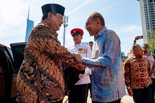 Presiden Republik Indonesia, Prabowo Subianto bertemu dengan Perdana Menteri (PM) Malaysia Anwar Ibrahim pada Kamis, 9 Januari 2025, di Rumah Tangsi, Kuala Lumpur, Malaysia. Foto: Dok. Istimewa