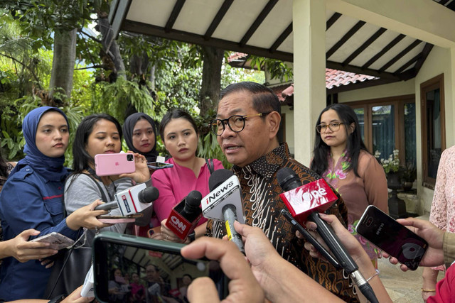 Gubernur Jakarta terpilih Pramono Anung menjawab pertanyaan awak media sebelum pelantikan sebagai gubernur di kediamannya di Cipete, Jakarta, Kamis (9/1/2025).  Foto: Luthfi Humam/kumparan