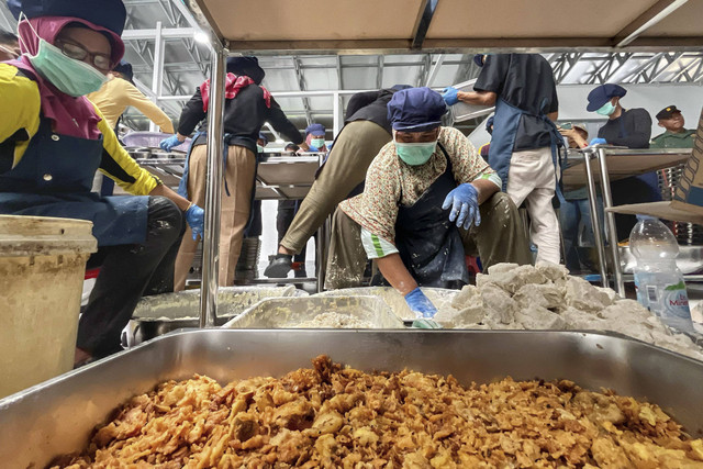 Pekerja  menyiapkan hidangan Makan Bergizi Gratis di Kabupaten Indramayu, Jawa Barat, Kamis (9/1/2025). Foto: Dok. kumparan