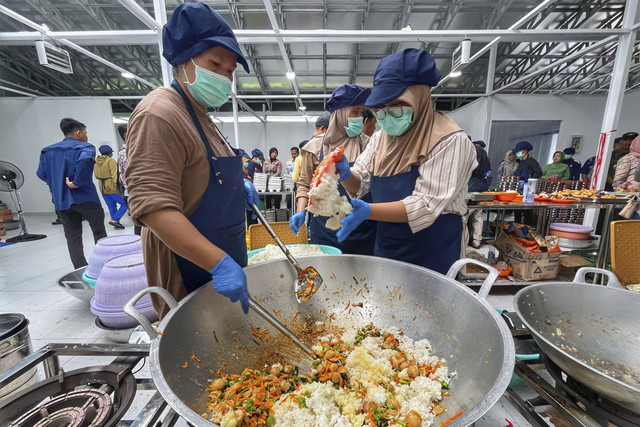 Pekerja  menyiapkan hidangan Makan Bergizi Gratis di Kabupaten Indramayu, Jawa Barat, Kamis (9/1/2025). Foto: Dok. kumparan