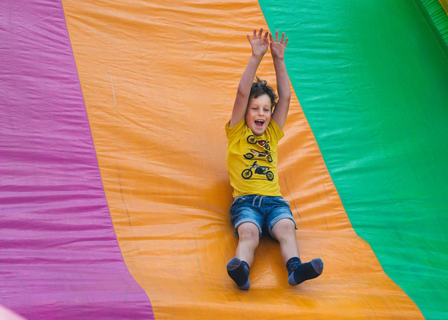 Ciwalk Rainbow Slide. Foto hanya ilustrasi, bukan tempat sebenarnya. Sumber Foto: Unsplash-Benjamin Elliott