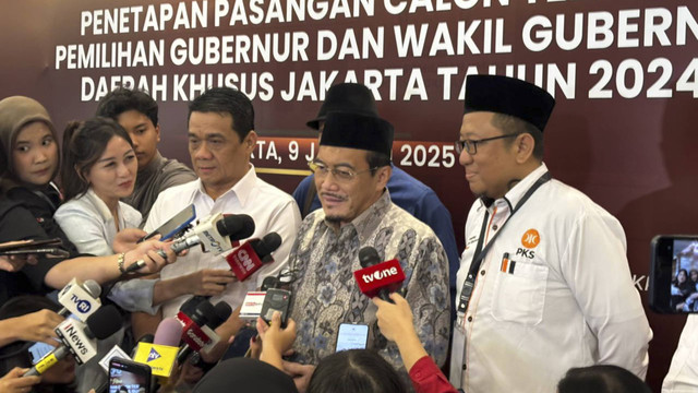 Calon Wakil Gubernur Jakarta nomor urut 1 Suswono bersama ketua Tim pemenangan RIDO Riza Patria menjawab pertanyaan wartawan saat rapat pleno penetapan gubernur dan wakil gubernur Jakarta, di Hotel Pullman Central Park, Jakarta pada Kamis (9/1/2024). Foto: Abid Raihan/kumparan