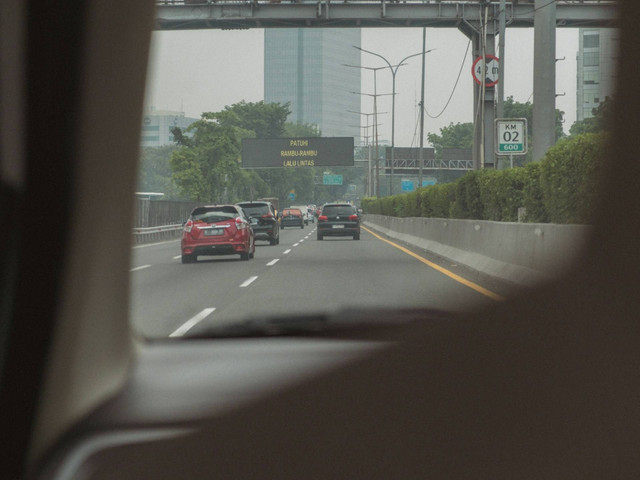 Gerbang Tol Krapyak Semarang KM Berapa. Foto hanya ilustrasi, bukan tempat sebenarnya. Sumber: unsplash.com/David Kristianto.