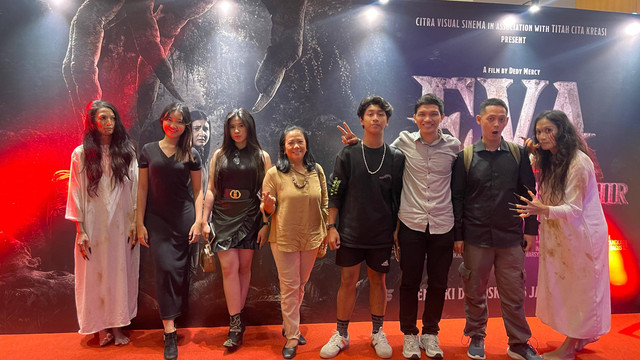 Foto : Vienkan (Kemeja Abu-Abu) Bersama Anggota dan Influencer Seeker Revolution Pada Gala Premiere, 8 Januari 2025 