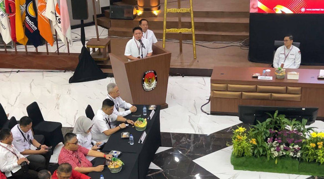 Pasangan Gubernur dan Wakil Gubernur Sumsel Terpilih, Herman Deru-Cik Ujang saat melakukan sambutan di KPU Sumsel. Foto : Abdullah Toriq/Urban Id