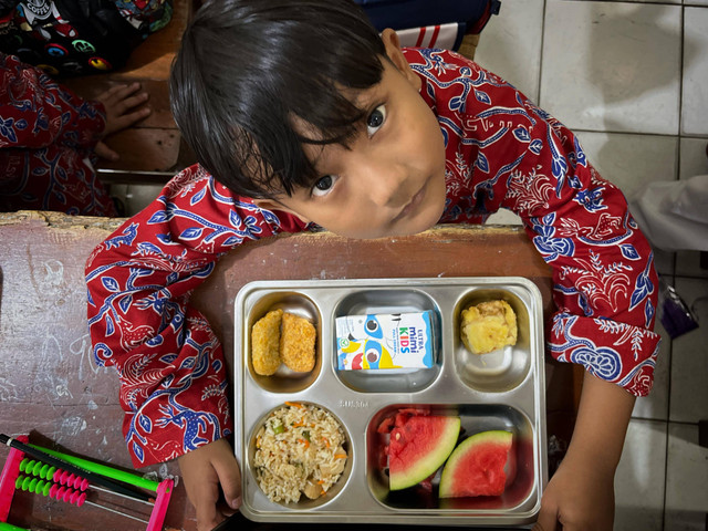 Murid UPTD SDN 5 Margadadi Kabupaten Indramayu saat mendapat paket Makan Bergizi Gratis (MBG), Kamis (9/1/2025). Foto : Panji Asmara/kumparan