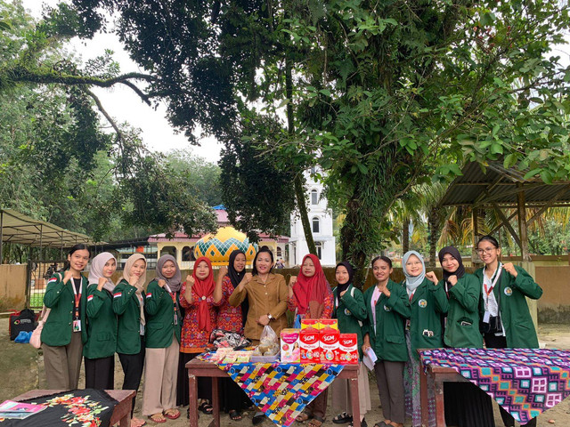 Foto bersama kader posyandu dan bidan desa pada saat pelaksanaan posyandu dan pemberian PMT. 10 Desember 2024