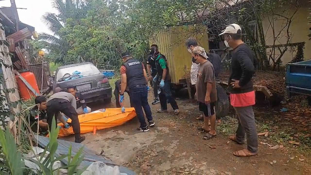 Petugas mengevakuasi jasad korban. Foto: Dok. Istimewa