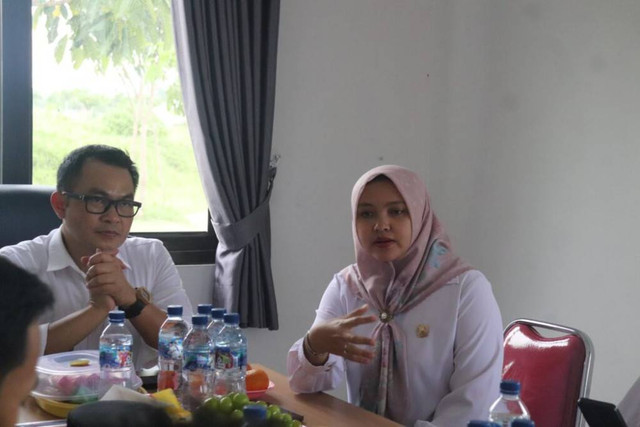 Ketua DPRD Kabupaten Cirebon, Sophi Zulfia, bersama Pj Bupati, Wahyu Mijaya, dan unsur Forkopimda, saat membahas pengelolaan sampah di TPAS Kubangdeleg. Foto: Istimewa