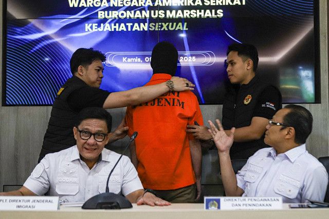 Petugas Ditjen Imigrasi membawa warga negara Amerika Serikat buronan US Marshals berinisial TJS saat konpers di Kantor Ditjen Imigrasi, Kementerian Imipas, Jakarta, Kamis (9/1/2025). Foto: Iqbal Firdaus/kumparan