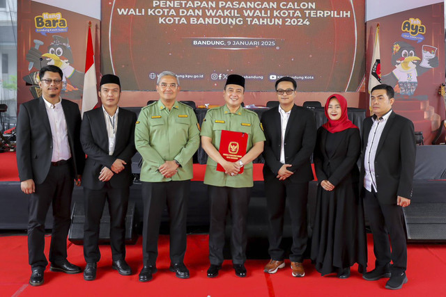 KPU Kota Bandung resmi tetapkan pasangan Farhan dan Erwin sebagai Walikota dan Wakil Walikota Bandung terpilih. Foto: Robby Bouceu/kumparan